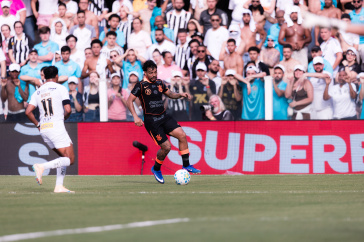 Matheus Bidu dominando a bola contra o Santos