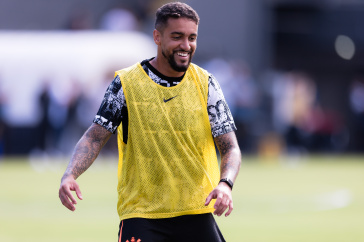 Matheus Pereira durante aquecimento contra o Santos