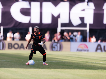 Matheuzinho indo para o ataque contra o Santos