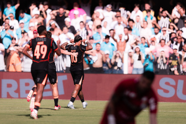 Memphis celebrando o gol contra o Santos