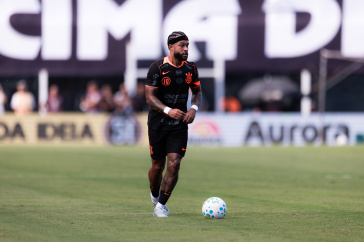 Memphis Depay buscando companheiro na Vila Belmiro