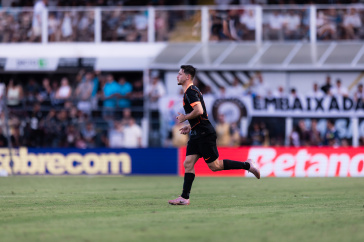Rodrigo Garro entrando em campo no duelo contra o Santos