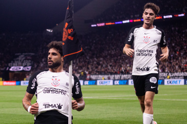 Breno Bidon indo comemorar com Yuri Alberto ap�s o empate contra o Flamengo