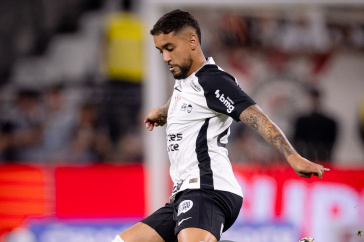 Matheus Pereira em campo contra o Flamengo