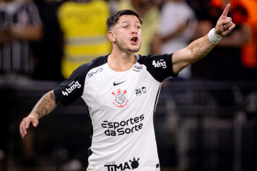 O meia Rodrigo Garro em campo contra o Flamengo