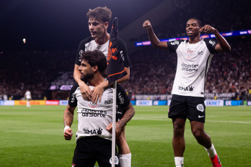 Yuri Alberto, Breno Bidon e Andr� Luiz comemoram o gol de empate contra o Flamengo