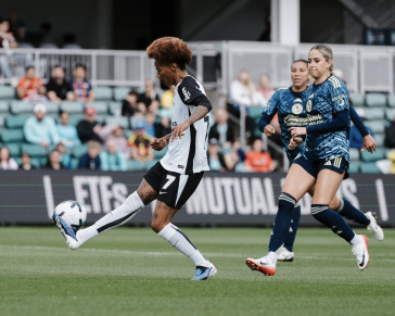 Carol Nogueira finalizando para o gol