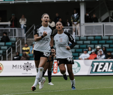 Gabi Zanotti e Jaqueline comemoram gol contra o Am�rica
