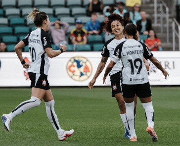 Gabi Zanotti, Paola Garcia e Let�cia Monteiro comemoram gol