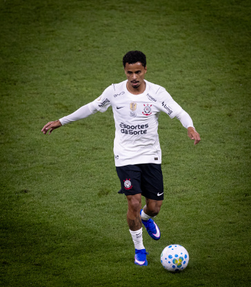 A nova primeira camisa do Corinthians é toda branca e traz o escudo retrô e os dizeres Inva5a0, em alusão aos 50 anos da Invasão Corinthiana