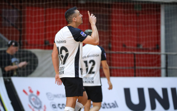 Fabinho comemora gol contra o Taubat� Futsal