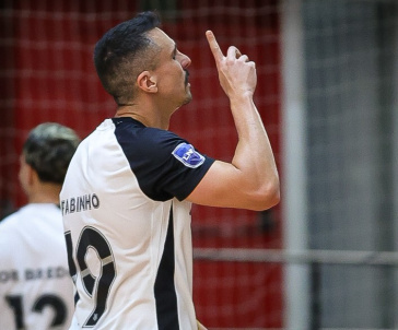 Fabinho comemora gol marcado contra o Taubat� Futsal