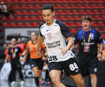 Fellype Bancatelli contra o Taubat� Futsal