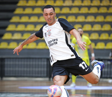 Kevin chuta a bola contra o Taubat� Futsal