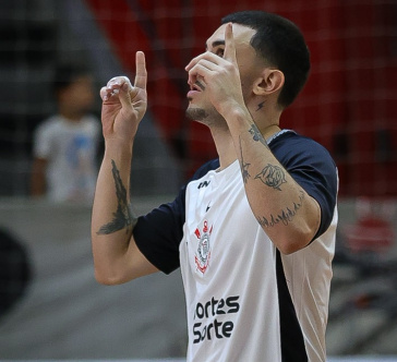 Lucas Martins comemora gol contra o Taubat� Futsal