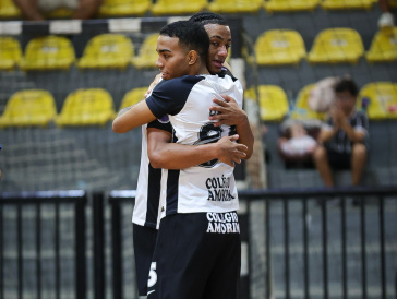 Maicon e Davi comemoram gol do Corinthians contra o Taubat� Futsal