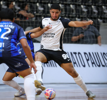 Nicollas contra o Taubat� Futsal
