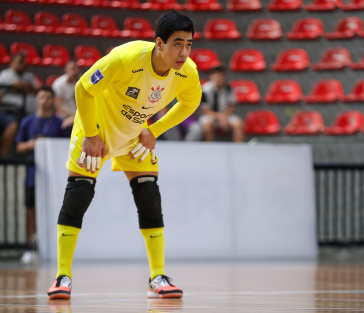 Vitor Koji em quadra contra o Taubat� Futsal