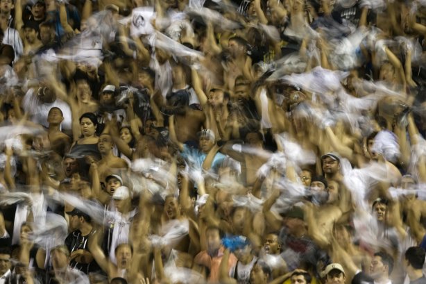 SP - CORINTHIANS/SP X AMERICA/RN - ESPORTES - Os jogadores durante partida válida pelo Campeonato Brasileiro de 2007, realizada no Pacaembu, na zona oeste de São Paulo, nesta quarta-feira a noite. O jogo acabou 1x0 para o Corinthians gol de Finazzi. O juiz foi Claudio Luciano Mercante Jr