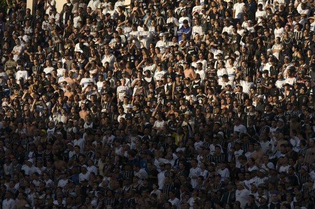 SP - CORINTHIANS/SP X ATLETICO PARANAENSE/PR - ESPORTES - Os jogadores durante partida válida pelo Segundo Turno do Campeonato Brasileiro de 2007, realizada no Pacaembu, na zona oeste de São Paulo, neste domingo a tarde