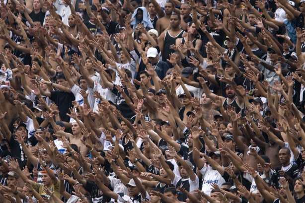 SP - CORINTHIANS/SP X INTERNACIONAL/PA - ESPORTES - Os jogadores durante partida válida pelo Campeonato Brasileiro de 2007, realizada no Pacaembu, na zona oeste de São Paulo, neste sábado a tarde. O jogo acabou 1x1 gols de Magrao(I) e Finazzi(C). O juiz foi Sergio da Silva Carvalho