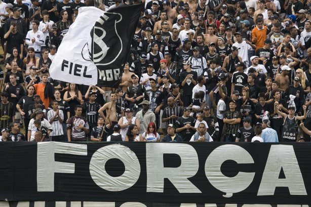 SP - CORINTHIANS/TREINO - ESPORTES - O jogador durante o treino do Corinthians, realizado no Parque São Jorge, na zona leste de São Paulo, neste sábado pela manha. O time enfrenta Figueirense/SC, amanhã, domingo, 28/10, no Pacaembu