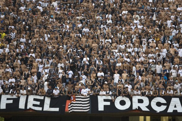SP - PALMEIRAS/SP X CORINTHIANS/SP - ESPORTES - Os jogadores durante partida válida pelo Campeonato Brasileiro de 2007, realizada no Morumbi, na zona sul de São Paulo, neste domingo a tarde