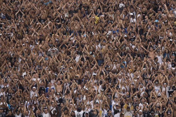 SP - SAO PAULO/SP X CORINTHIANS/SP - ESPORTES - Os jogadores durante partida válida pelo Campeonato Brasileiro de 2007, realizada no Morumbi, na zona sul de São Paulo, neste domingo a tarde. O jogo acabou 1x0 para o Corinthians gol de Betao. O juiz foi Leonardo Gaciba