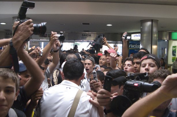 CORINTHIANS - TREINO - Chegada do time do Corinthians ao aeroporto da cidade de Campo Grande. O time se prepara para o jogo amistoso contra o Cene de Mato Grosso do Sul, amanhã, dia 26/04, sábado, em Campo Grande