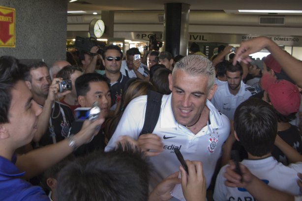 CORINTHIANS - TREINO - Chegada do time do Corinthians( na foto Finazzi) ao aeroporto da cidade de Campo Grande. O time se prepara para o jogo amistoso contra o Cene de Mato Grosso do Sul, amanhã, dia 26/04, sábado, em Campo Grande