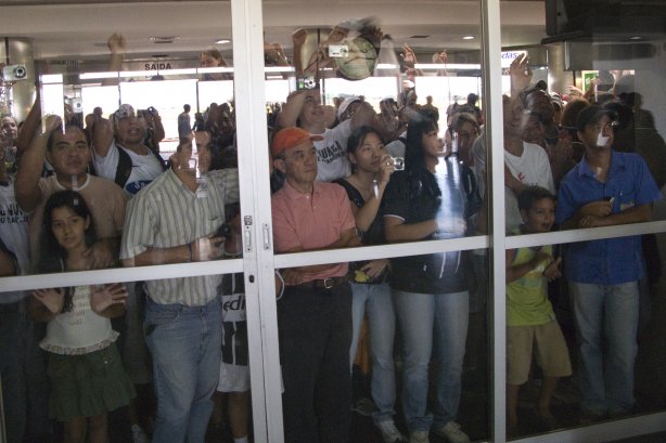 CORINTHIANS - TREINO - Torcedores aguardam a chegada do time do Corinthians ao aeroporto da cidade de Campo Grande. O time se prepara para o jogo amistoso contra o Cene de Mato Grosso do Sul, amanhã, dia 26/04, sábado, em Campo Grande