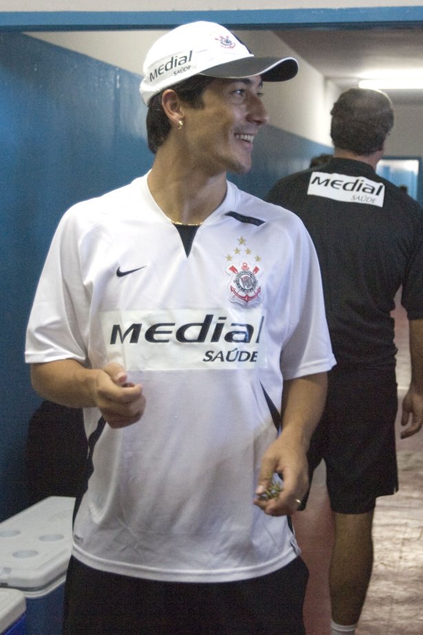 Douglas nos vestiários antes da partida amistosa, realizada no estádio Morenão, em Campo Grande, Mato Grosso do Sul, neste sábado a tarde