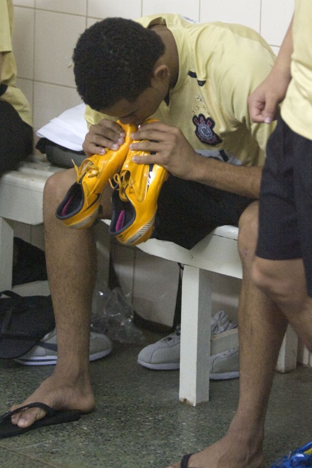 Dentinho nos vestiários antes da partida válida pela Segunda Divisao do Campeonato Brasileiro 2008, realizada no estádio Serejão/Serejão, em Taguatinga, Distrito Federal, neste sábado a tarde