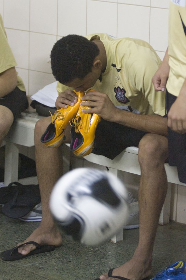 Dentinho nos vestiários antes da partida válida pela Segunda Divisao do Campeonato Brasileiro 2008, realizada no estádio Serejão/Serejão, em Taguatinga, Distrito Federal, neste sábado a tarde