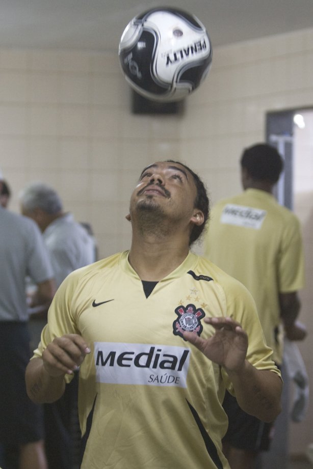 DF - GAMA/DF X CORINTHIANS/SP - ESPORTES - O(s) jogador(e) no9s vestiários antes da partida válida pela Segunda Divisao do Campeonato Brasileiro 2008, realizada no estádio Serejão/Serejão, em Taguatinga, Distrito Federal, neste sábado a tarde