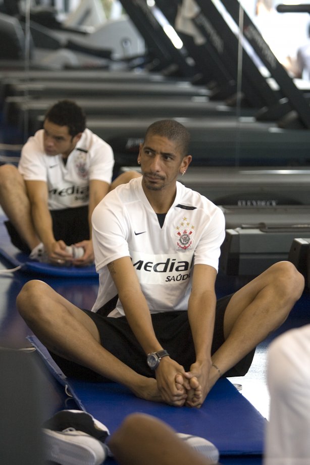 RJ - BOTAFOGO/RJ X CORINTHIANS/SP - ESPORTES - Acosta fez alongamento no hotel aonde o Corinthians esta concentrado antes da partida válida pelas semi-finais da Copa do Brasil 2008, partida de ida, realizada no estádio Engenhão/João Havelange, no Rio de Janeiro, nesta terca-feira a noite