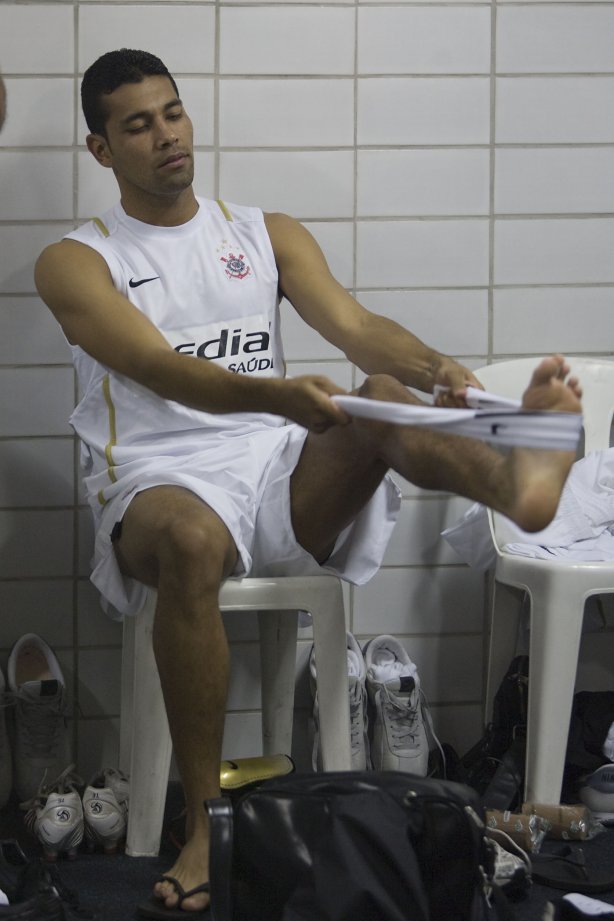 RJ - BOTAFOGO/RJ X CORINTHIANS/SP - ESPORTES - André Santos nos vestiários antes da partida válida pelas semi-finais da Copa do Brasil 2008, partida de ida, realizada no estádio Engenhão/João Havelange, no Rio de Janeiro, nesta terca-feira a noite
