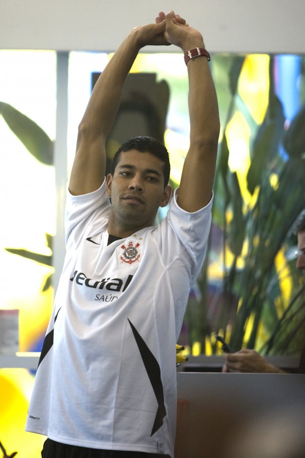 RJ - BOTAFOGO/RJ X CORINTHIANS/SP - ESPORTES - André Santos fez alongamento no hotel aonde o Corinthians esta concentrado antes da partida válida pelas semi-finais da Copa do Brasil 2008, partida de ida, realizada no estádio Engenhão/João Havelange, no Rio de Janeiro, nesta terca-feira a noite