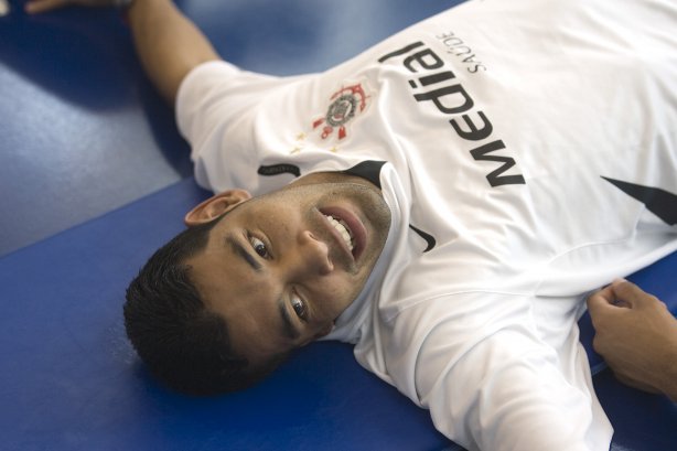 RJ - BOTAFOGO/RJ X CORINTHIANS/SP - ESPORTES - André Santos fez alongamento no hotel aonde o Corinthians esta concentrado antes da partida válida pelas semi-finais da Copa do Brasil 2008, partida de ida, realizada no estádio Engenhão/João Havelange, no Rio de Janeiro, nesta terca-feira a noite
