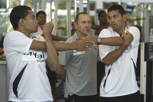 RJ - BOTAFOGO/RJ X CORINTHIANS/SP - ESPORTES - Dentinho(e) e André Santos - com Flavio Trevisan, preparador físico (c) - fizeram alongamento no hotel aonde o Corinthians esta concentrado antes da partida válida pelas semi-finais da Copa do Brasil 2008, partida de ida, realizada no estádio Engenhão/João Havelange, no Rio de Janeiro, nesta terca-feira a noite