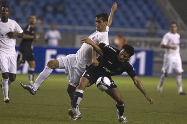 RJ - BOTAFOGO/RJ X CORINTHIANS/SP - ESPORTES - durante um lance da partida válida pelas semi-finais da Copa do Brasil 2008, partida de ida, realizada no estádio Engenhão/João Havelange, no Rio de Janeiro, nesta terca-feira a noite