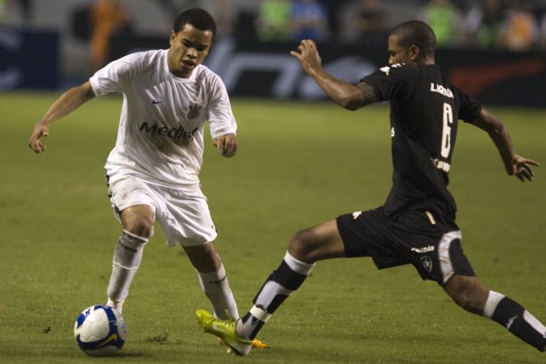 RJ - BOTAFOGO/RJ X CORINTHIANS/SP - ESPORTES - durante um lance da partida válida pelas semi-finais da Copa do Brasil 2008, partida de ida, realizada no estádio Engenhão/João Havelange, no Rio de Janeiro, nesta terca-feira a noite
