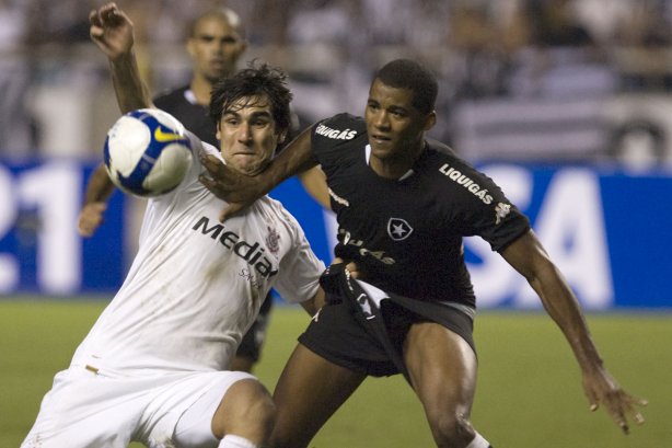 RJ - BOTAFOGO/RJ X CORINTHIANS/SP - ESPORTES - durante um lance da partida válida pelas semi-finais da Copa do Brasil 2008, partida de ida, realizada no estádio Engenhão/João Havelange, no Rio de Janeiro, nesta terca-feira a noite