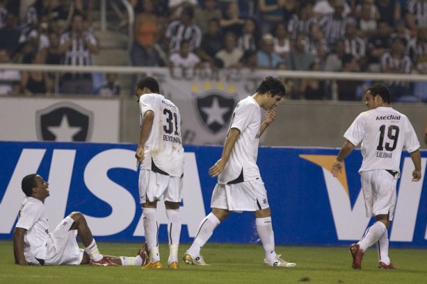RJ - BOTAFOGO/RJ X CORINTHIANS/SP - ESPORTES - durante um lance da partida válida pelas semi-finais da Copa do Brasil 2008, partida de ida, realizada no estádio Engenhão/João Havelange, no Rio de Janeiro, nesta terca-feira a noite