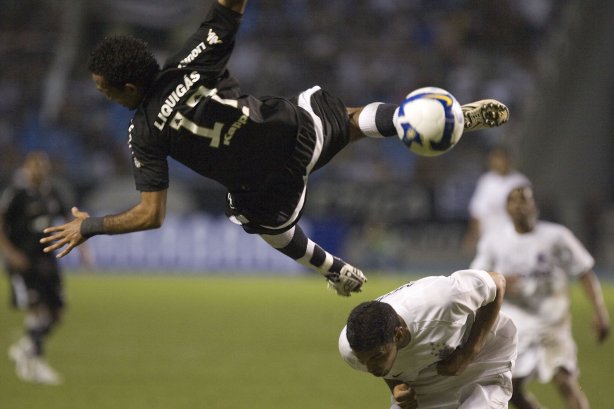 RJ - BOTAFOGO/RJ X CORINTHIANS/SP - ESPORTES - durante um lance da partida válida pelas semi-finais da Copa do Brasil 2008, partida de ida, realizada no estádio Engenhão/João Havelange, no Rio de Janeiro, nesta terca-feira a noite
