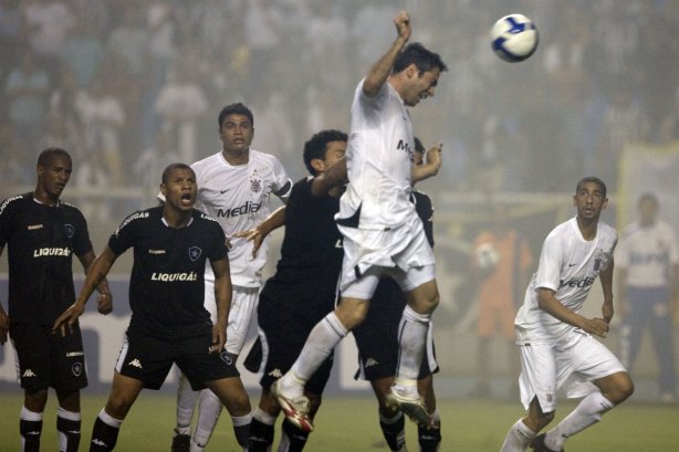RJ - BOTAFOGO/RJ X CORINTHIANS/SP - ESPORTES - durante um lance da partida válida pelas semi-finais da Copa do Brasil 2008, partida de ida, realizada no estádio Engenhão/João Havelange, no Rio de Janeiro, nesta terca-feira a noite