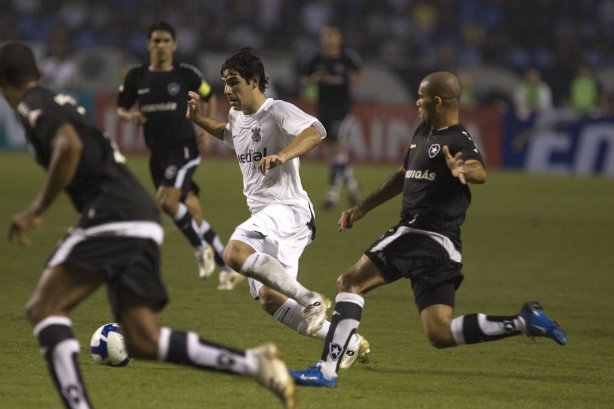RJ - BOTAFOGO/RJ X CORINTHIANS/SP - ESPORTES - durante um lance da partida válida pelas semi-finais da Copa do Brasil 2008, partida de ida, realizada no estádio Engenhão/João Havelange, no Rio de Janeiro, nesta terca-feira a noite