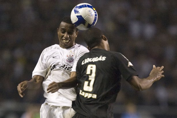 RJ - BOTAFOGO/RJ X CORINTHIANS/SP - ESPORTES - durante um lance da partida válida pelas semi-finais da Copa do Brasil 2008, partida de ida, realizada no estádio Engenhão/João Havelange, no Rio de Janeiro, nesta terca-feira a noite