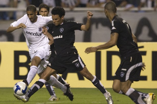 RJ - BOTAFOGO/RJ X CORINTHIANS/SP - ESPORTES - durante um lance da partida válida pelas semi-finais da Copa do Brasil 2008, partida de ida, realizada no estádio Engenhão/João Havelange, no Rio de Janeiro, nesta terca-feira a noite
