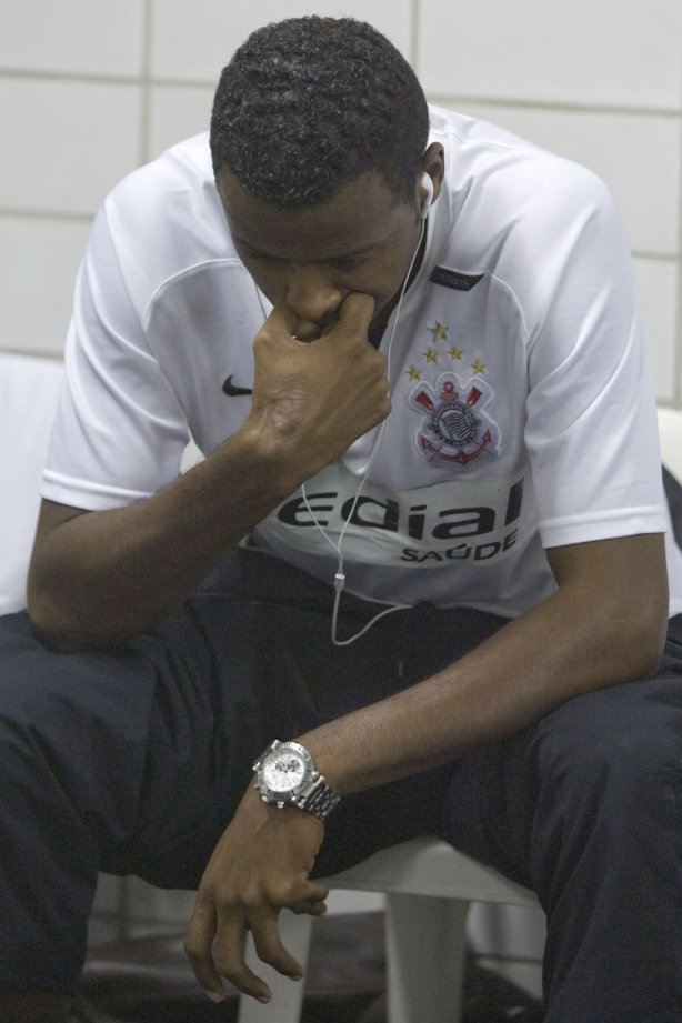 RJ - BOTAFOGO/RJ X CORINTHIANS/SP - ESPORTES - Fabinho nos vestiários antes da partida válida pelas semi-finais da Copa do Brasil 2008, partida de ida, realizada no estádio Engenhão/João Havelange, no Rio de Janeiro, nesta terca-feira a noite